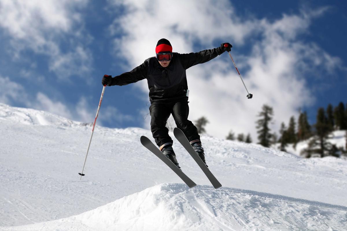 Скорость снежок. Лыжник прыгает. Лыжник в прыжке фото. Лыжник прыгает фото. Jump Skiing.