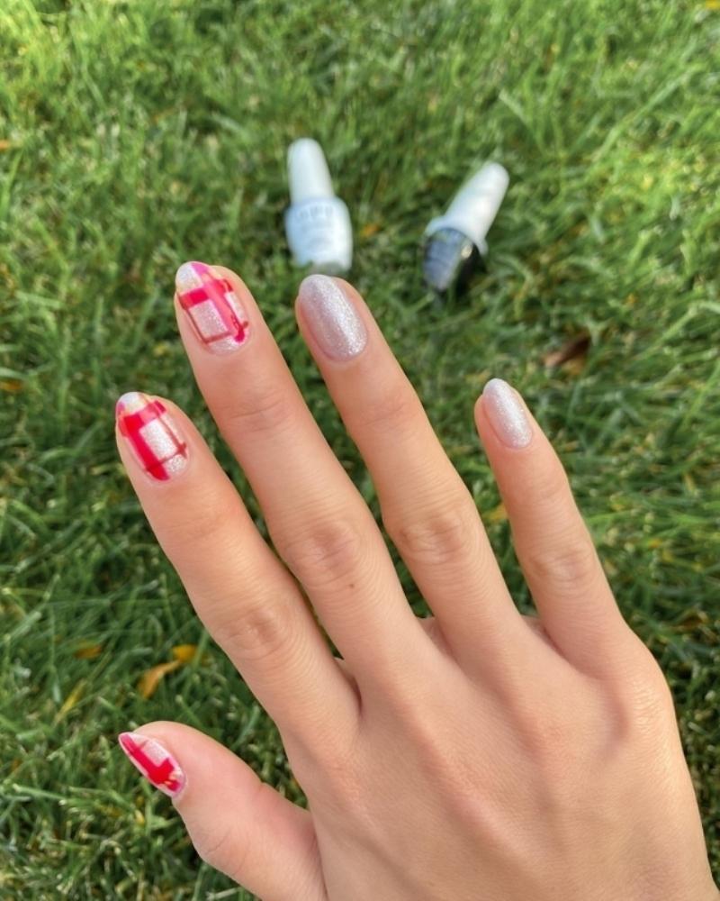 'Nail Art' Önerileri: Simli Tırnaklar