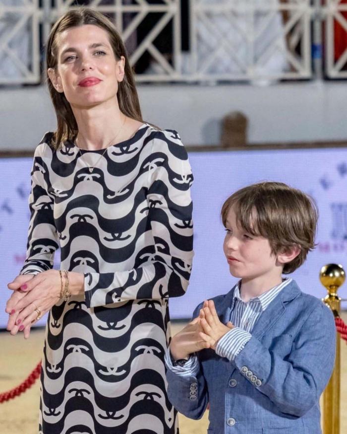 Charlotte Casiraghi Ogluna At Sevgisi Asiladi Alem Dergisi