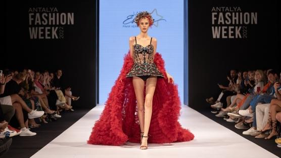 2022 Antalya Fashion Week'te Dikkat Çekenler