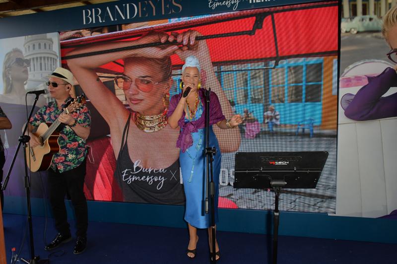 Hermossa ve Burcu Esmersoy'un Havana Ruhunu Yansıtan Daveti