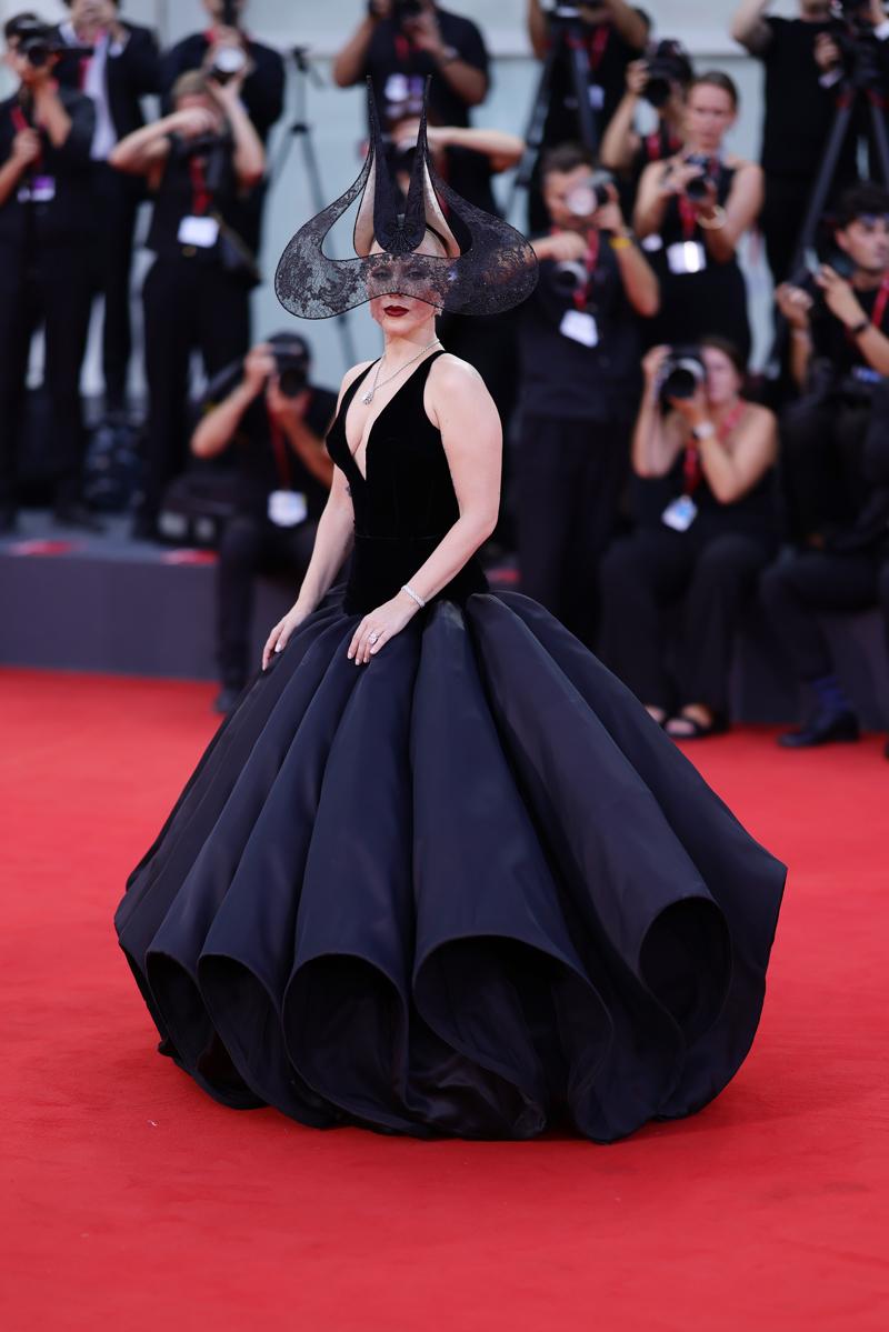 2024 Venedik Film Festivali'nin Kırmızı Halı Stilleri