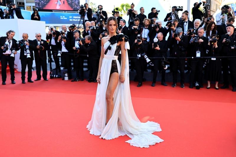 Kırmızı Halının Yükselen Trendi: Siyah ve Beyaz Elbiseler