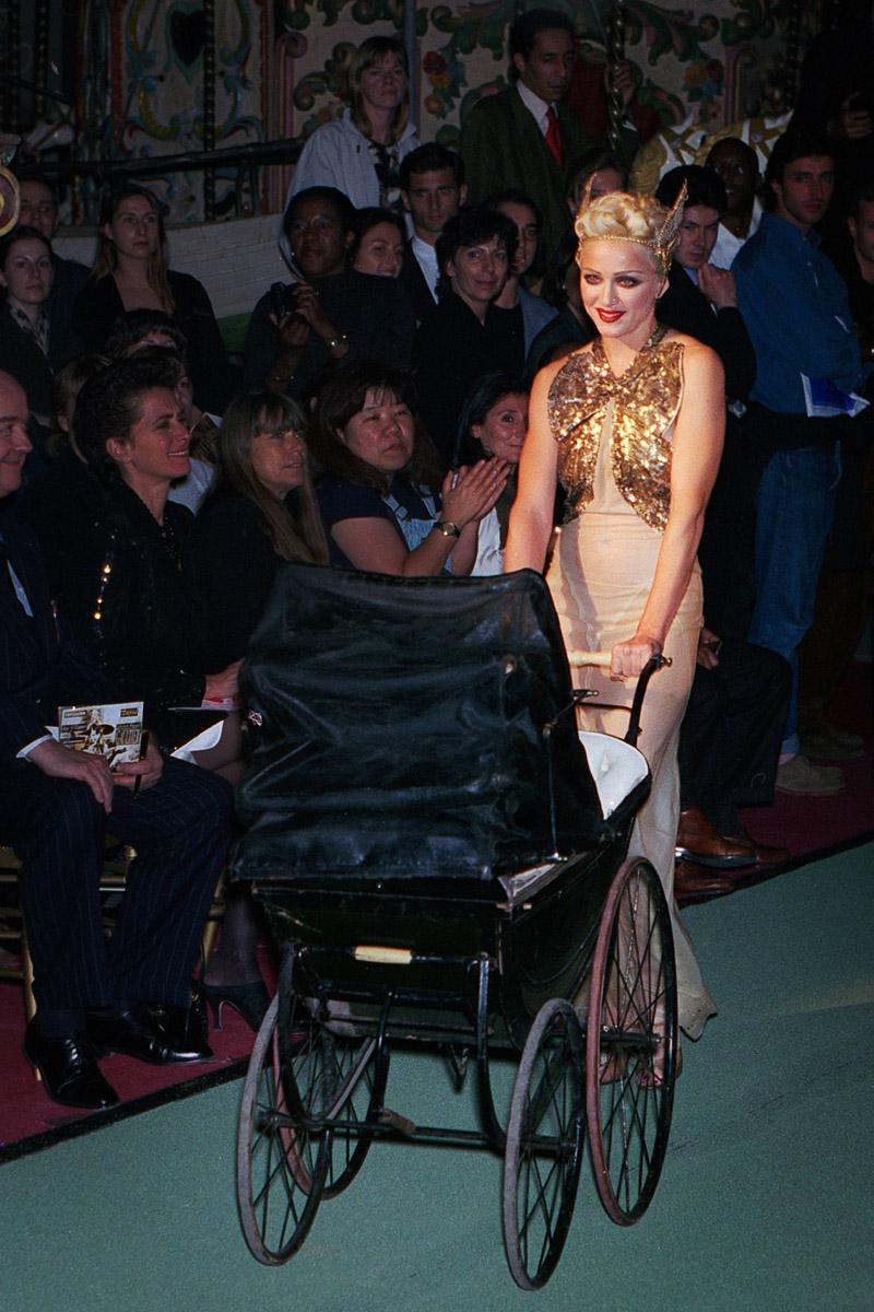 Geçmişten Günümüze Defilelerde Yürüyen Hollywood Yıldızları