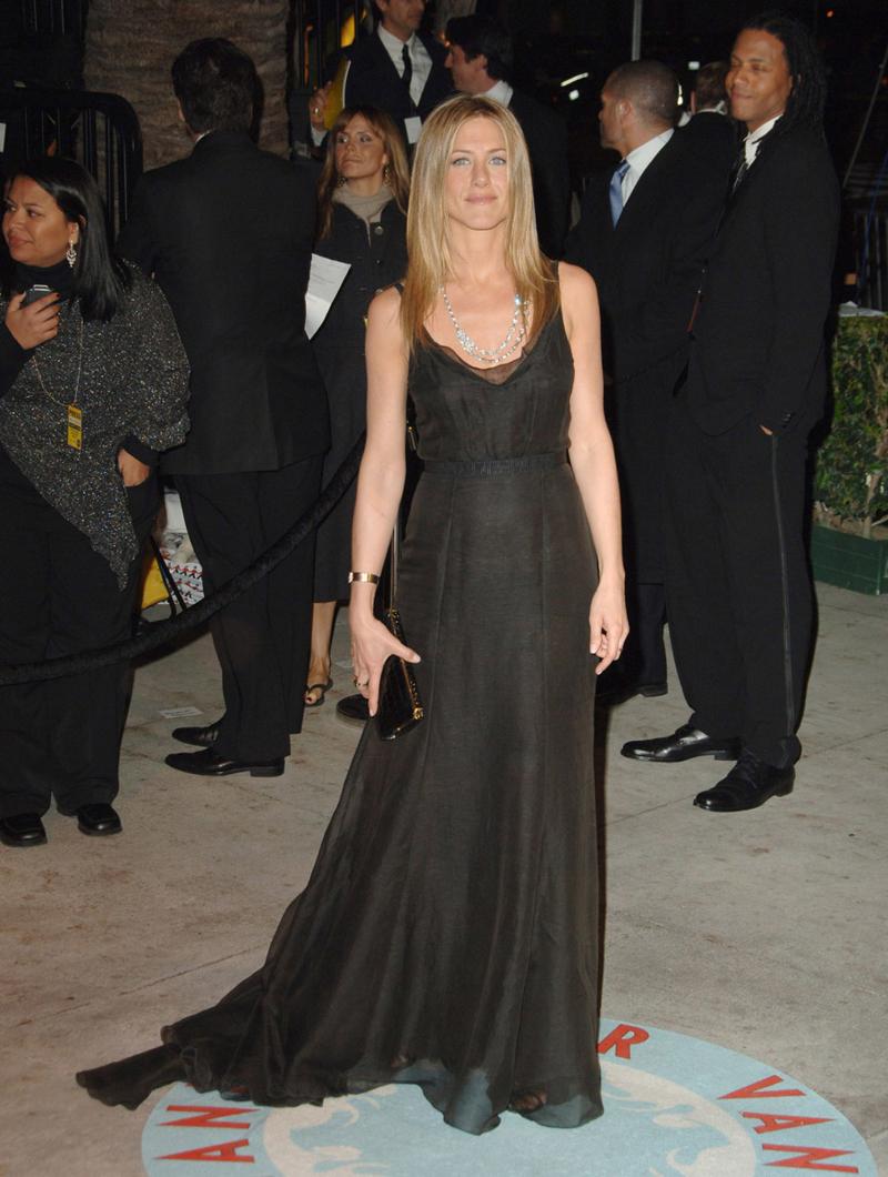Jennifer Aniston'ın Siyah Rengi Başrole Alan En İyi Stilleri