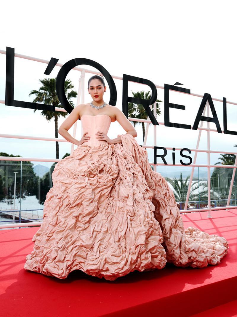 76'ıncı Cannes Film Festivali'nin En İyi Kırmızı Halı Görünümleri