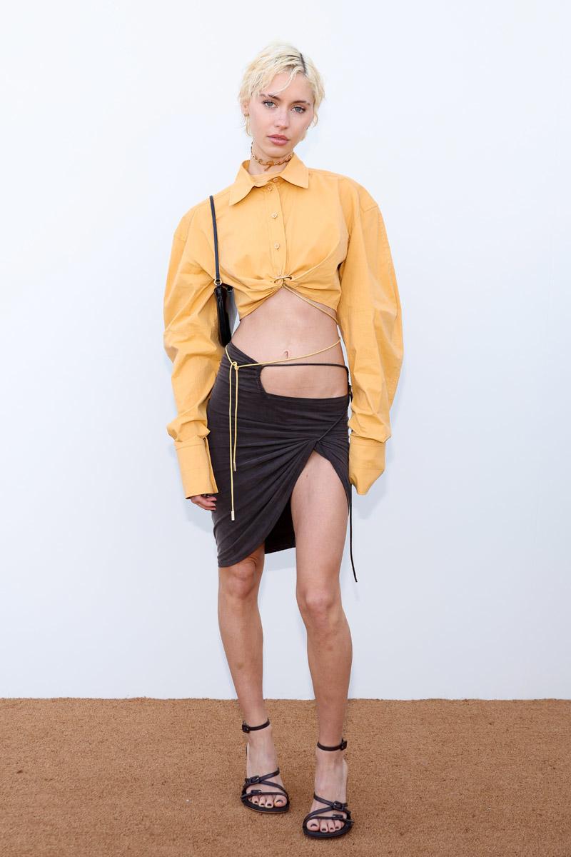 Iris Law'un En İyi 10 Kırmızı Halı Stili