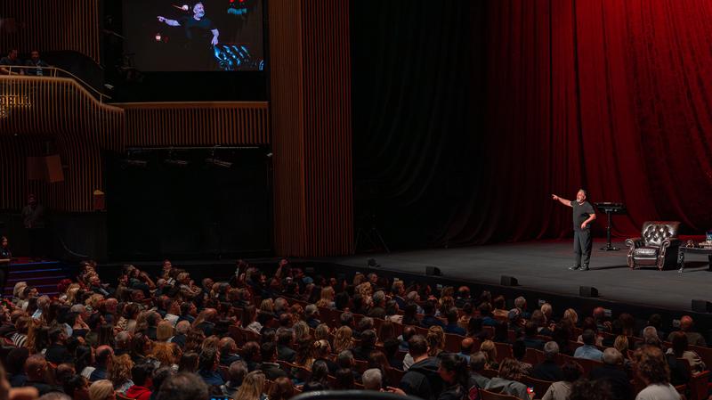 Cem Yılmaz Darüşşafaka İçin Sahnede