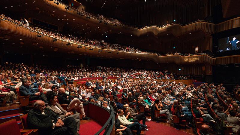 Cem Yılmaz Darüşşafaka İçin Sahnede