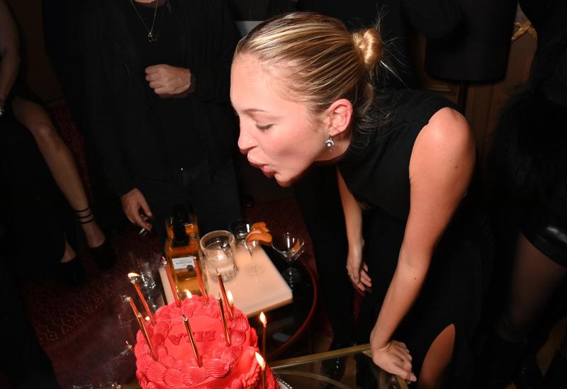 Mert Alaş Paris'te Parti Verdi