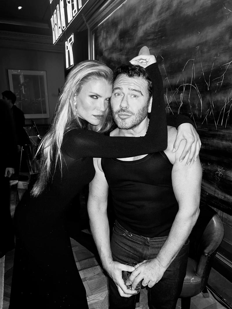 Mert Alaş Paris'te Parti Verdi