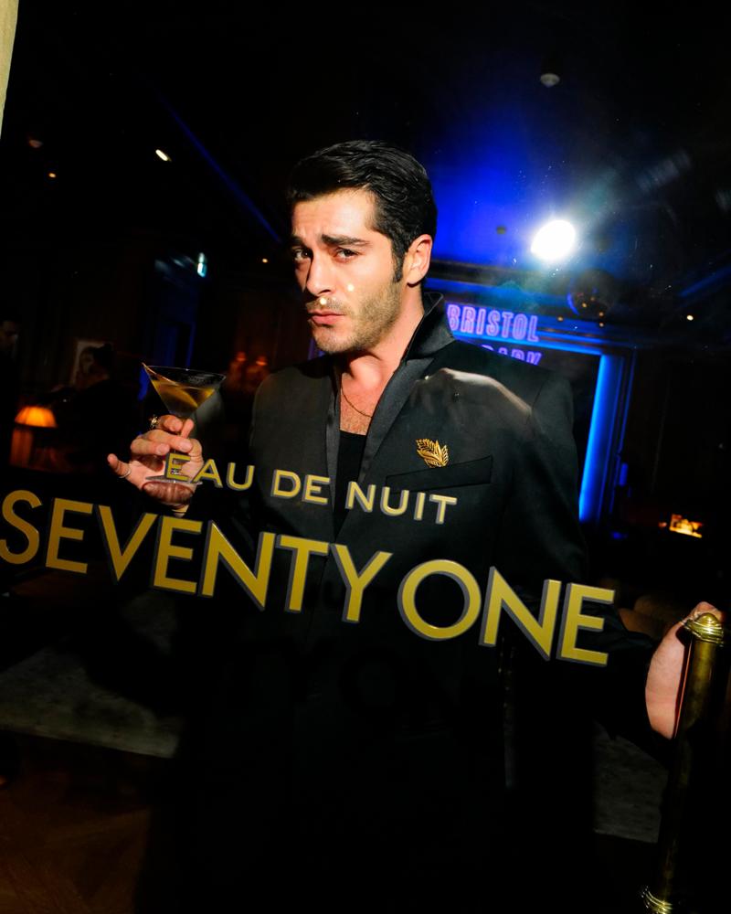 Mert Alaş Paris'te Parti Verdi