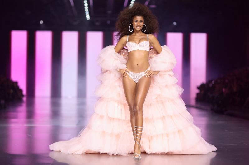 Victoria's Secret Defilesinden En İyi Görünümler