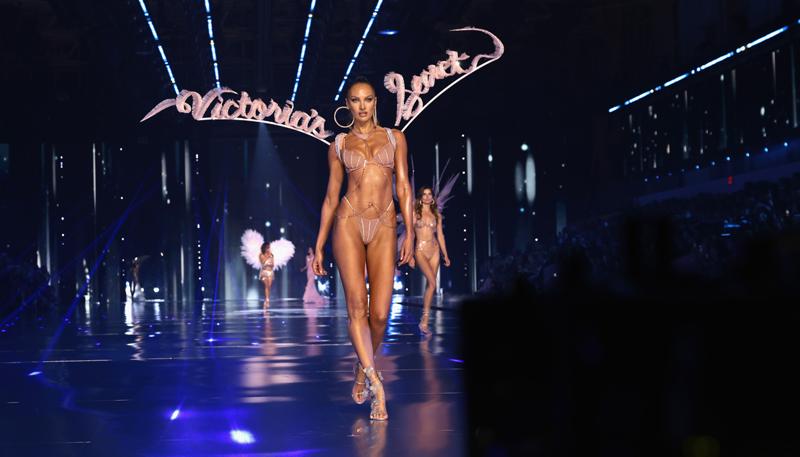 Victoria's Secret Defilesinden En İyi Görünümler