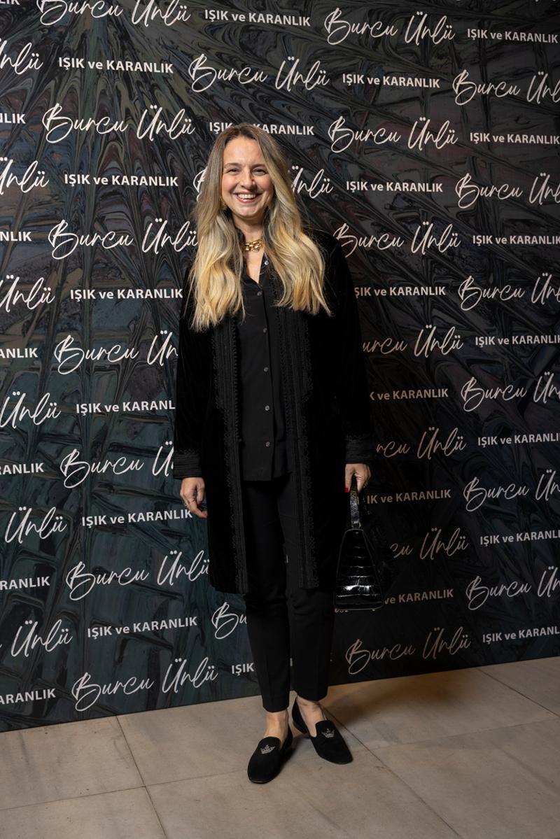 Burcu Ünlü'den “Işık Ve Karanlık” Sergisi