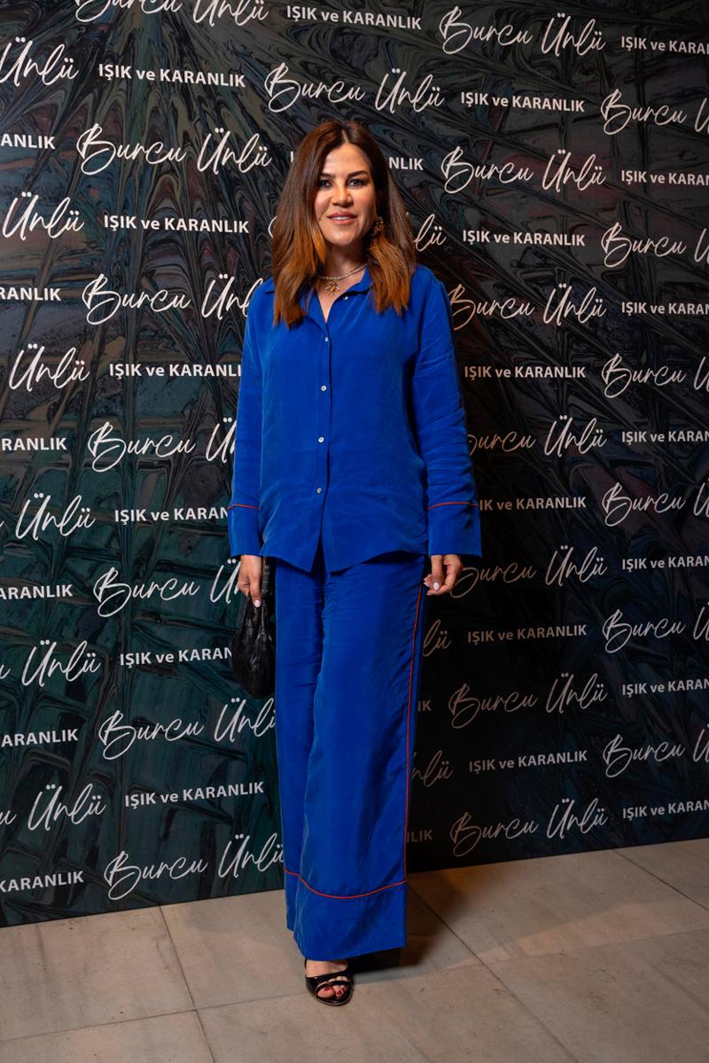 Burcu Ünlü'den “Işık Ve Karanlık” Sergisi