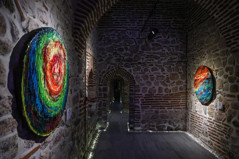 Burcu Ünlü'den “Işık Ve Karanlık” Sergisi