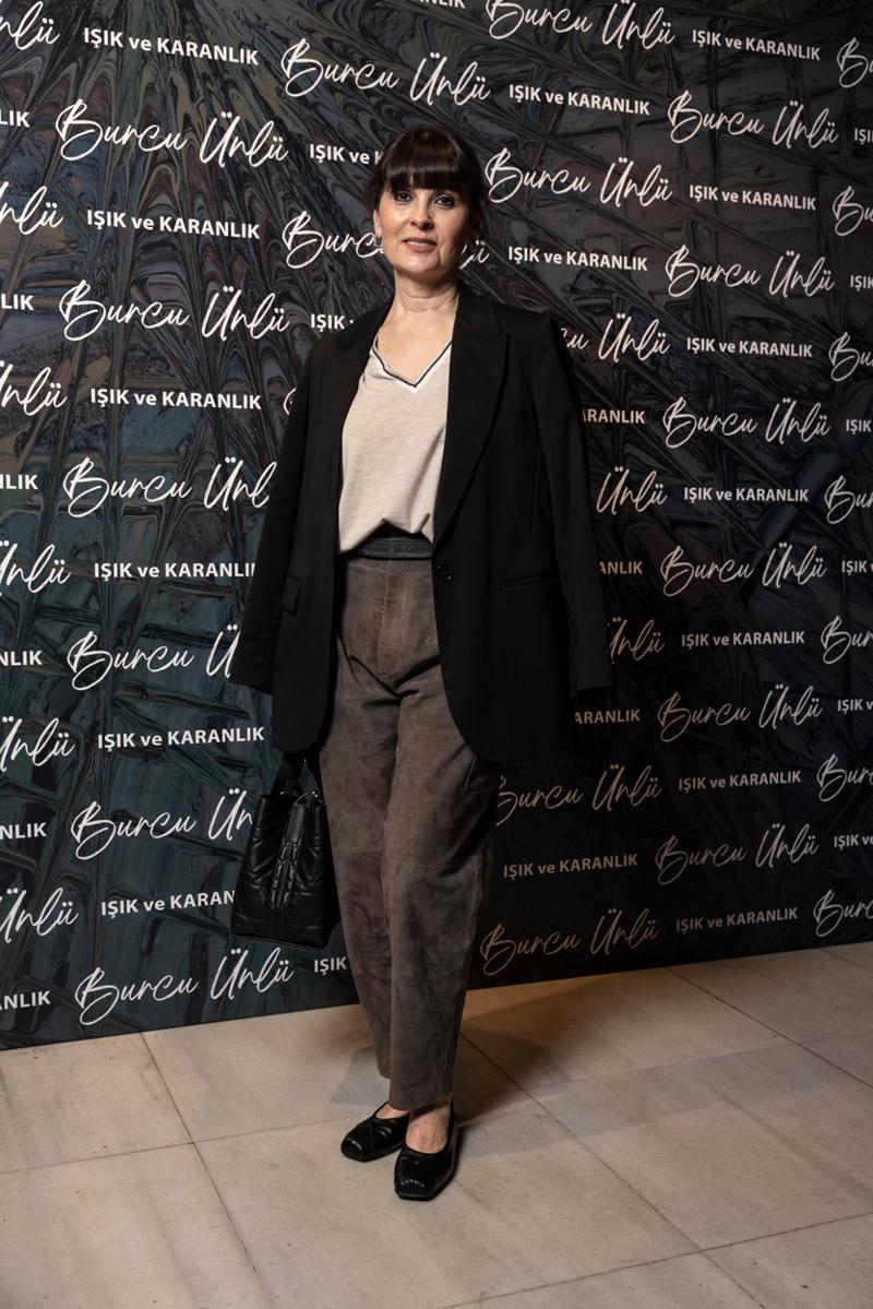 Burcu Ünlü'den “Işık Ve Karanlık” Sergisi