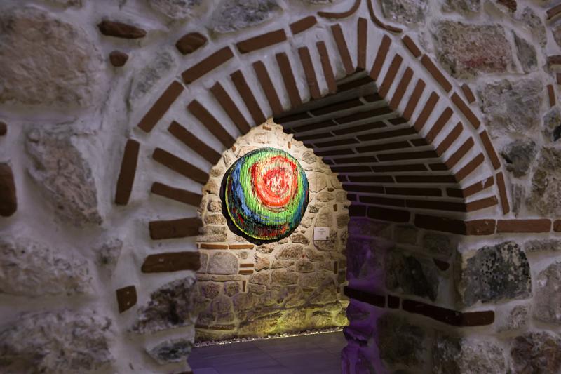 Burcu Ünlü'den “Işık Ve Karanlık” Sergisi