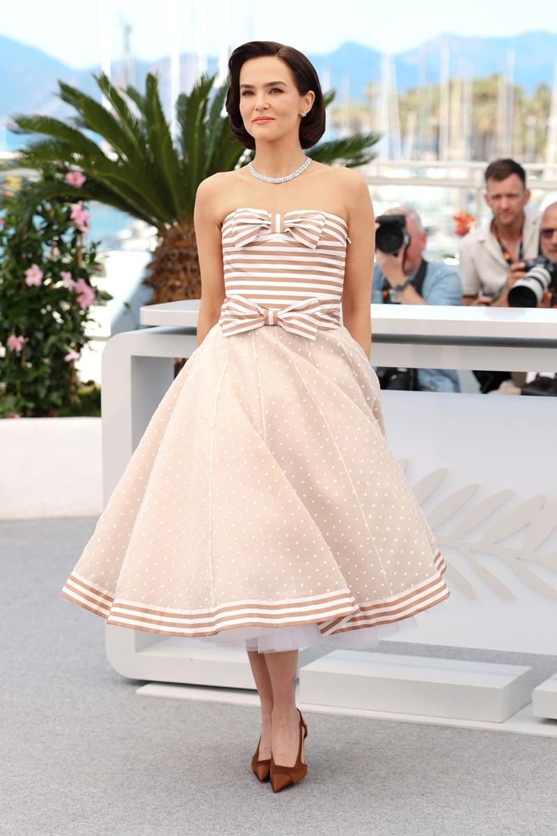 Kırmızı Halıda Vintage Rüzgarı