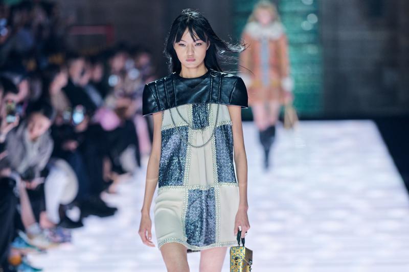 Avignon'da Tiyatral Diyalog: Louis Vuitton 2026 Cruise Defilesi