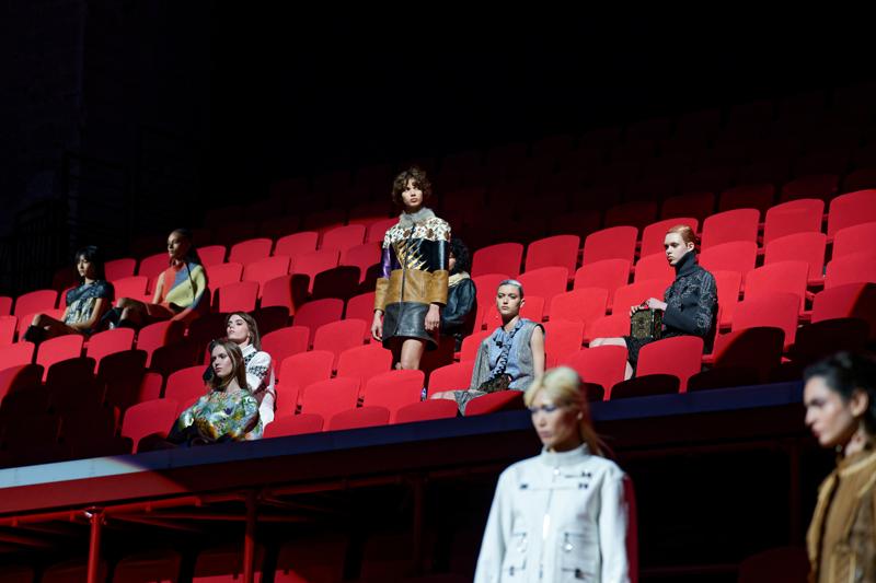 Avignon'da Tiyatral Diyalog: Louis Vuitton 2026 Cruise Defilesi