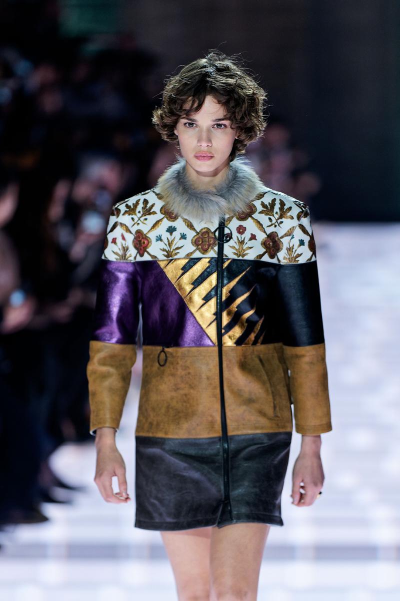 Avignon'da Tiyatral Diyalog: Louis Vuitton 2026 Cruise Defilesi