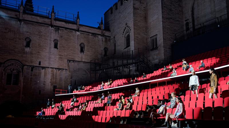 Avignon'da Tiyatral Diyalog: Louis Vuitton 2026 Cruise Defilesi