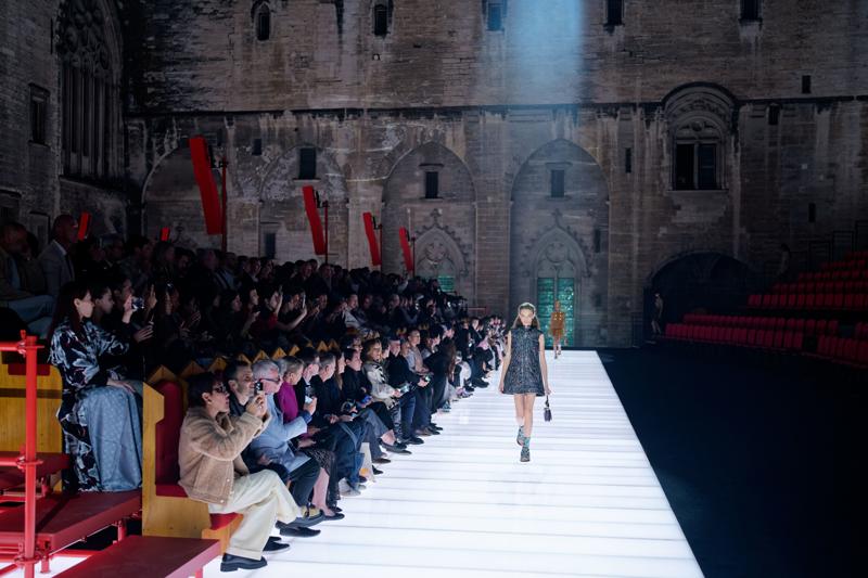 Avignon'da Tiyatral Diyalog: Louis Vuitton 2026 Cruise Defilesi