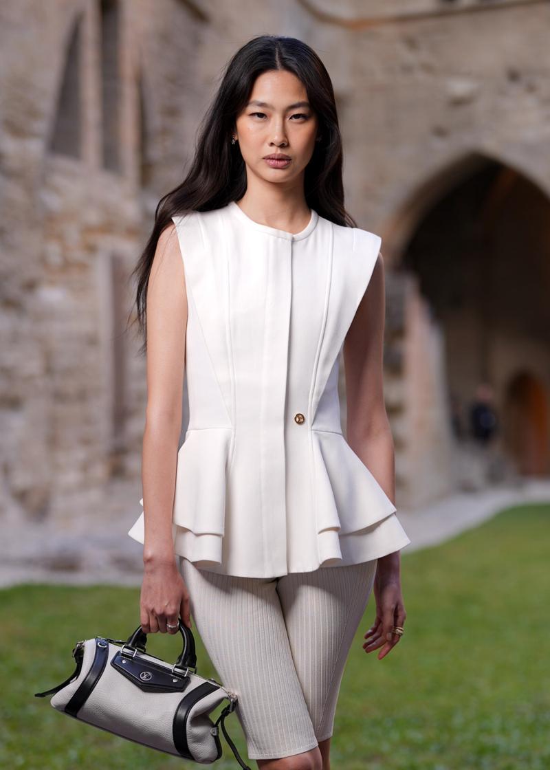 Avignon'da Tiyatral Diyalog: Louis Vuitton 2026 Cruise Defilesi