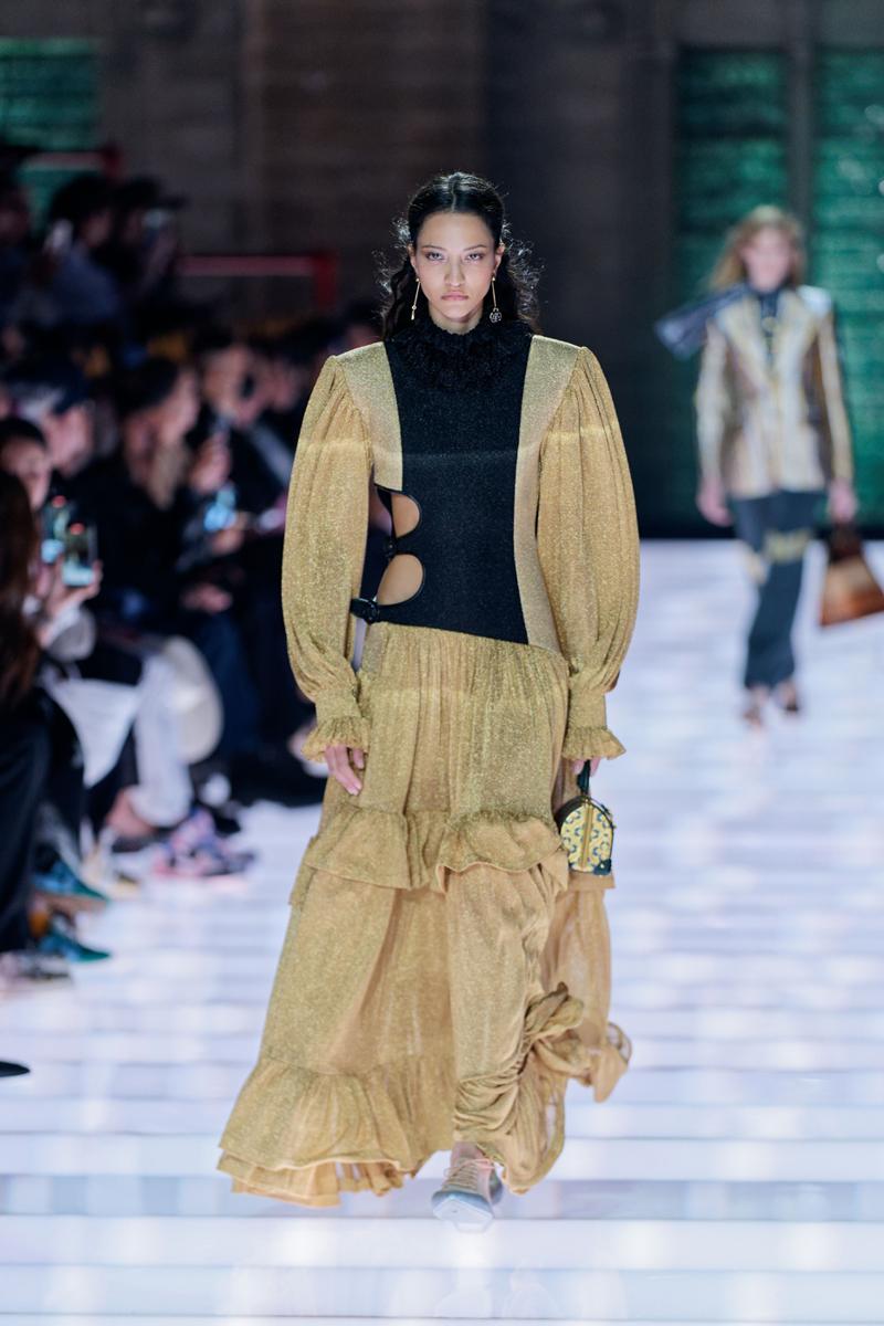 Avignon'da Tiyatral Diyalog: Louis Vuitton 2026 Cruise Defilesi