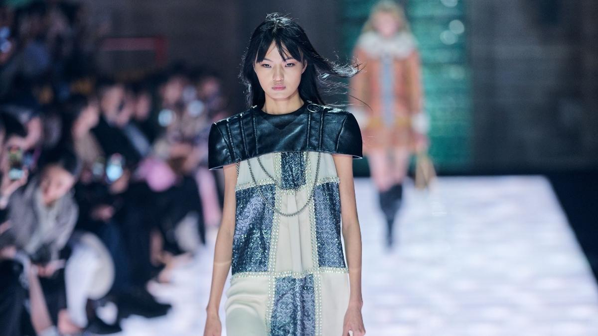 Avignon'da Tiyatral Diyalog: Louis Vuitton 2026 Cruise Defilesi