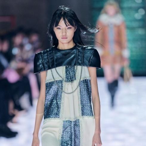 Avignon'da Tiyatral Diyalog: Louis Vuitton 2026 Cruise Defilesi