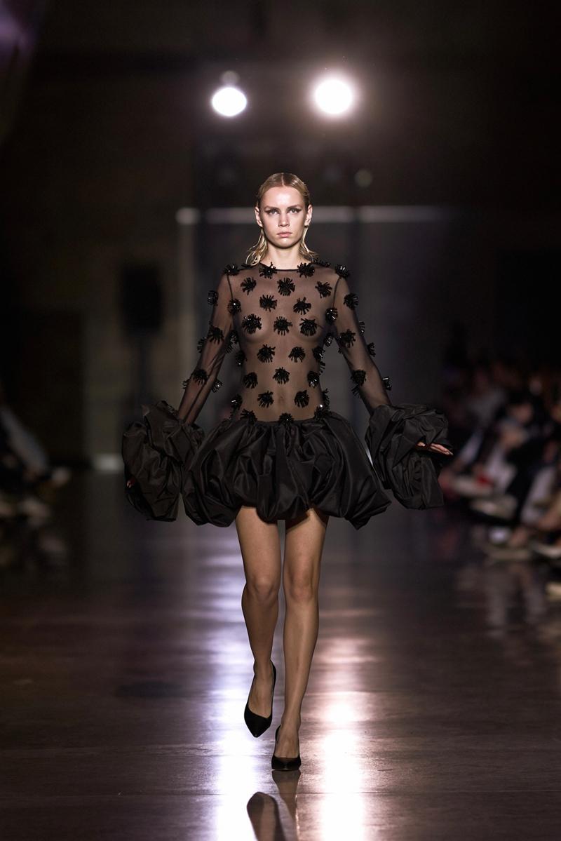 Bakü'de Etkileyici Moda Yolculuğu: “Siyah”ın Gücü