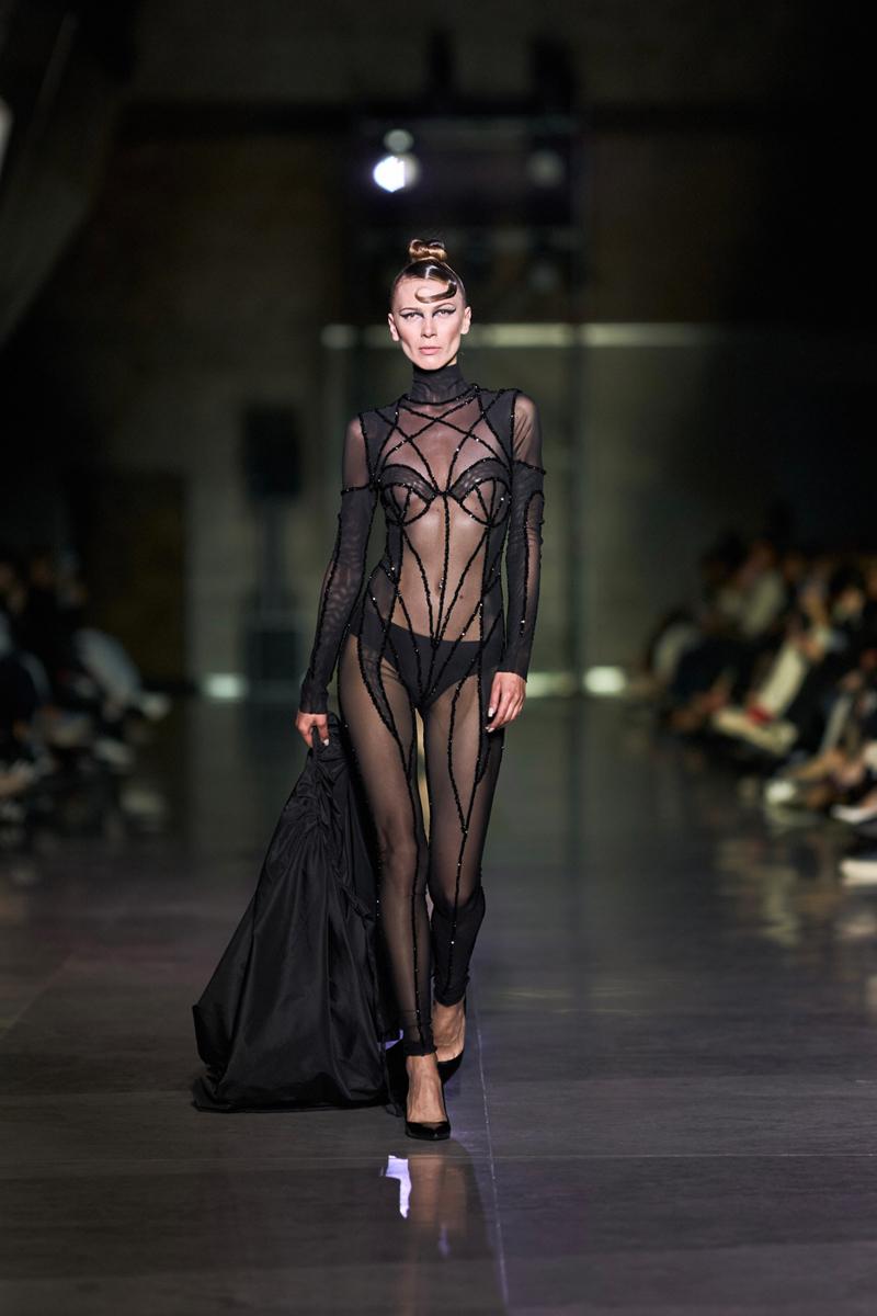 Bakü'de Etkileyici Moda Yolculuğu: “Siyah”ın Gücü