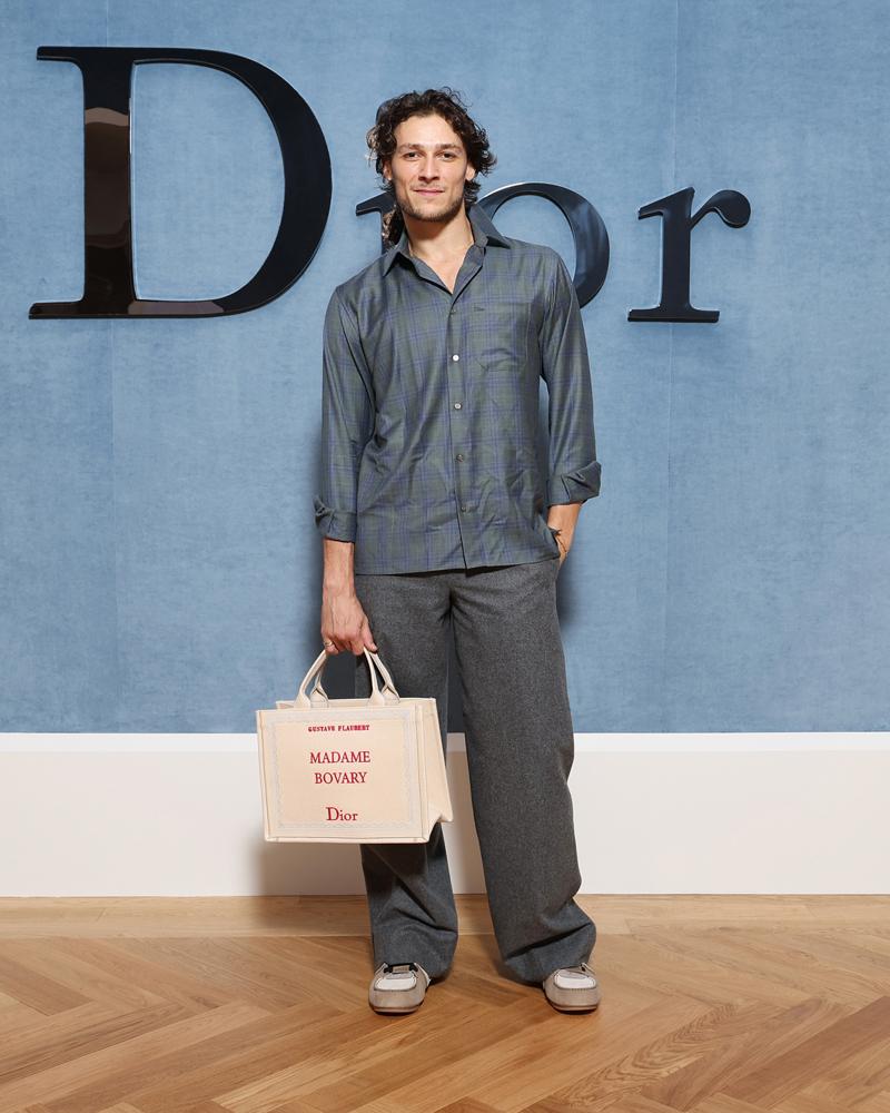 Dior Book Tote: Jonathan Anderson Yıldızını Yeniden Parlatıyor