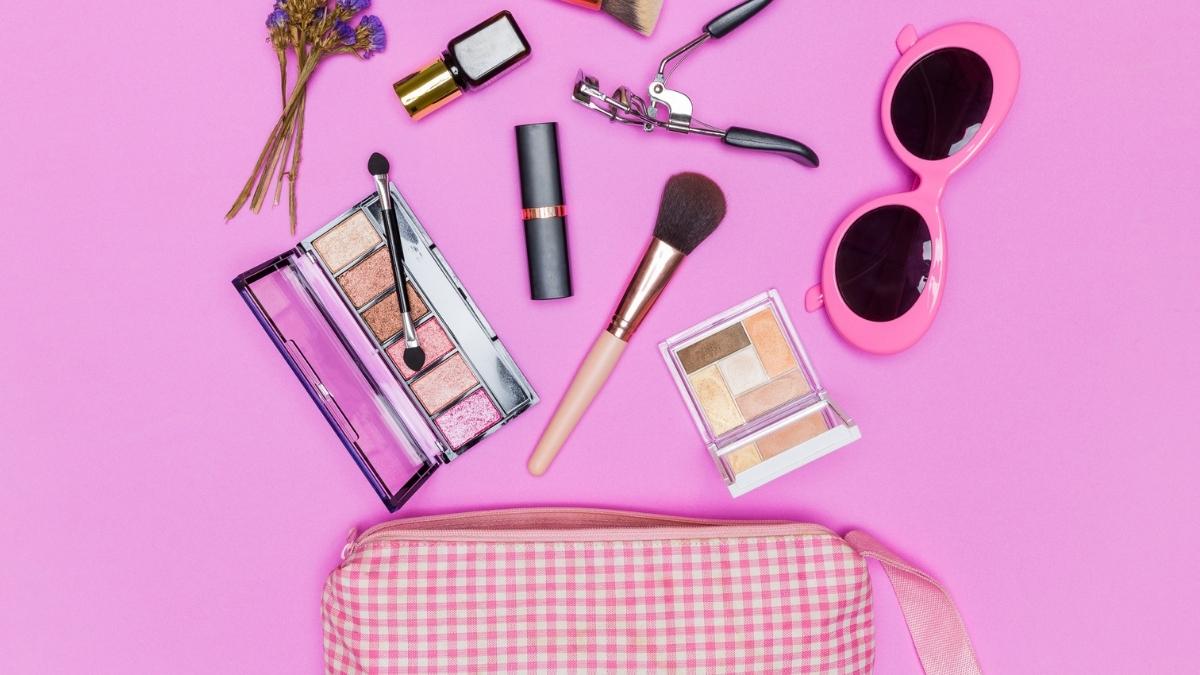 Seyahat Makyaj Çantasının Olmazsa Olmaz 10 Ürünü