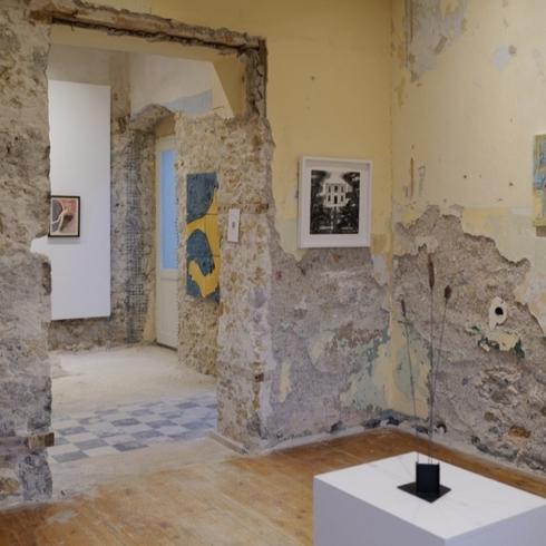 Perasma'nın Yeni Sergisi “Folding The Sea Into Dresses That Dissolve Like Salt” Leros Adasında Ziyarete Açıldı