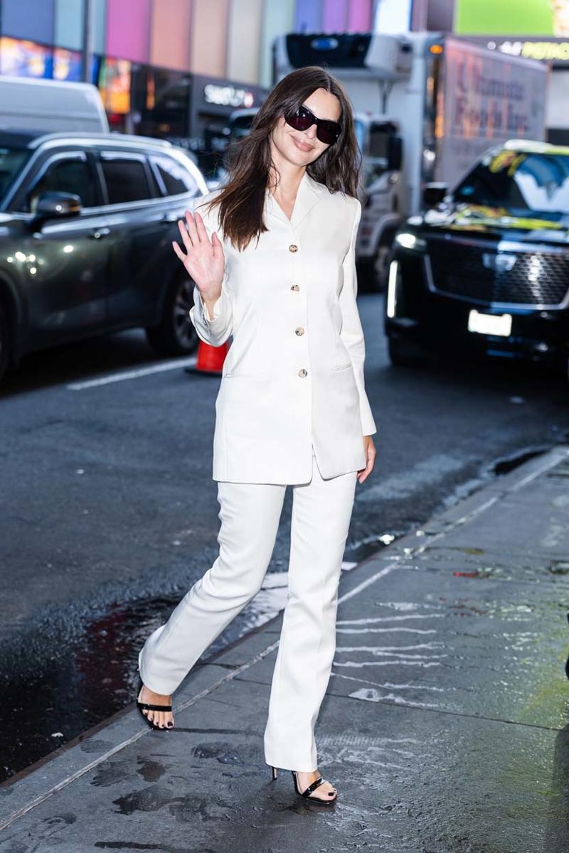 Emily Ratajkowski ile Bir Günde Dört Farklı Stil