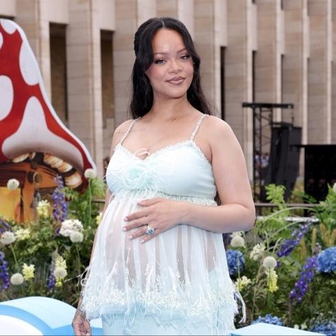 Rihanna'dan Üçüncü Bebek Stili