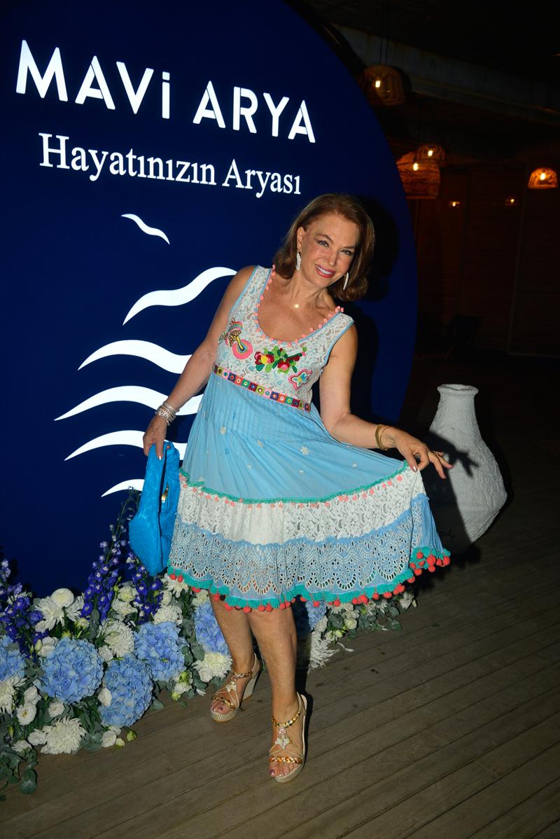 Mavi ve Beyazın Ritimle Buluştuğu Gece