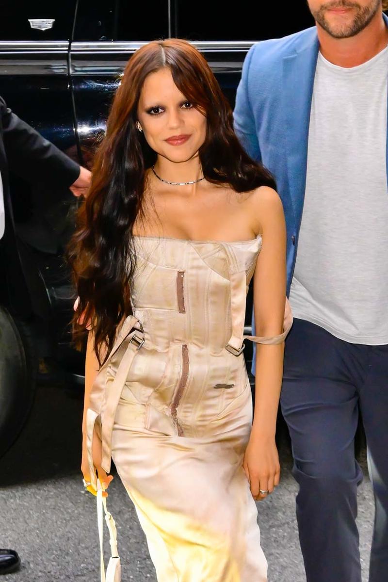 Jenna Ortega ile Glam Gotik Bir Evren