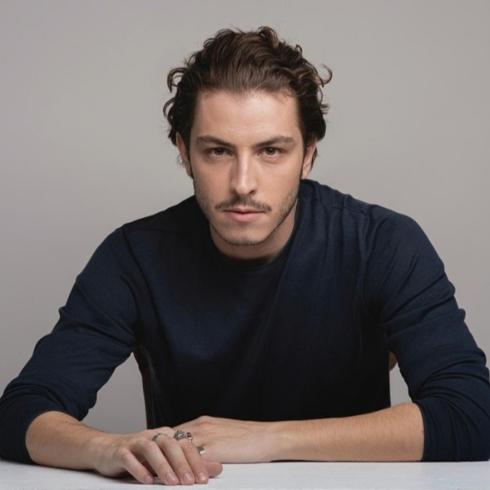 Boran Kuzum'dan Global Başarı: Yeni Kara Komedi Dizisi İzleyiciyle Buluşuyor