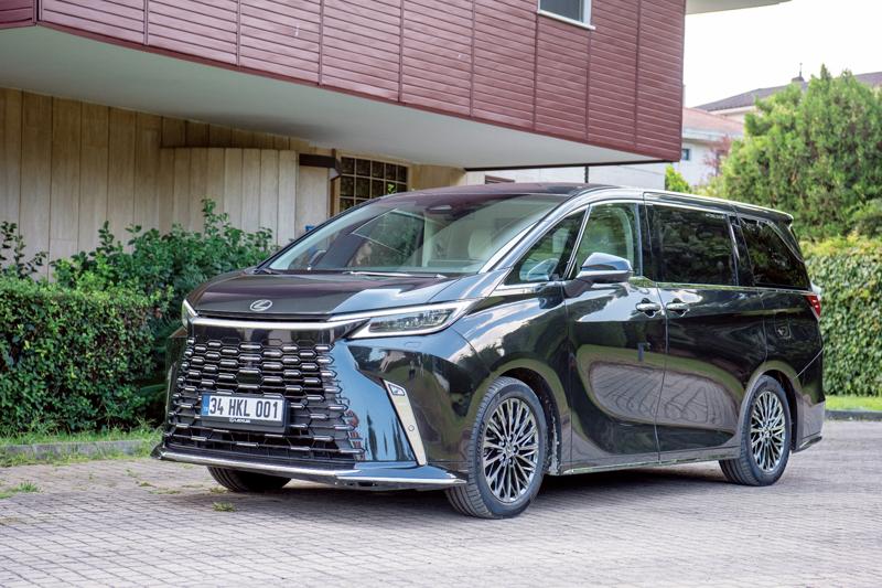 Lexus LM'de Bir Yıldız: Melis Sezen