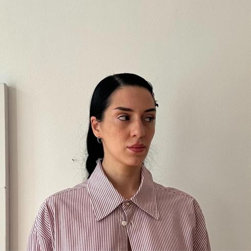 Bilinçakışının İzdüşümü Deniz Pelister'in “Kül” Sergisine Yansıyor