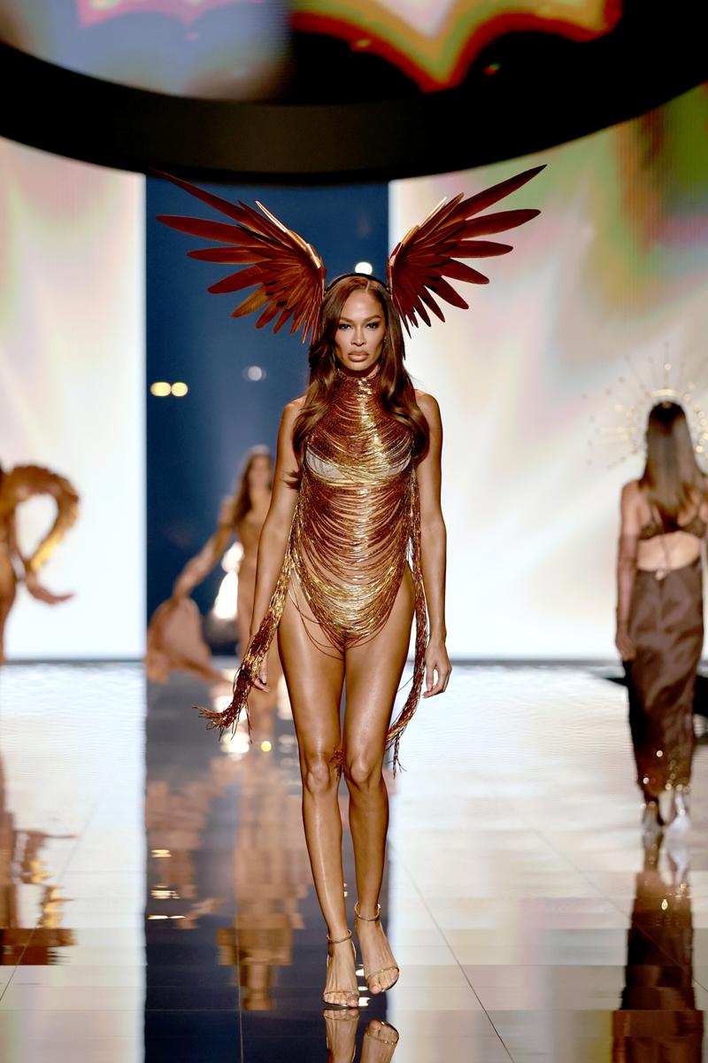 Kanatlar Geri Döndü: Victoria's Secret Fashion Show 2025