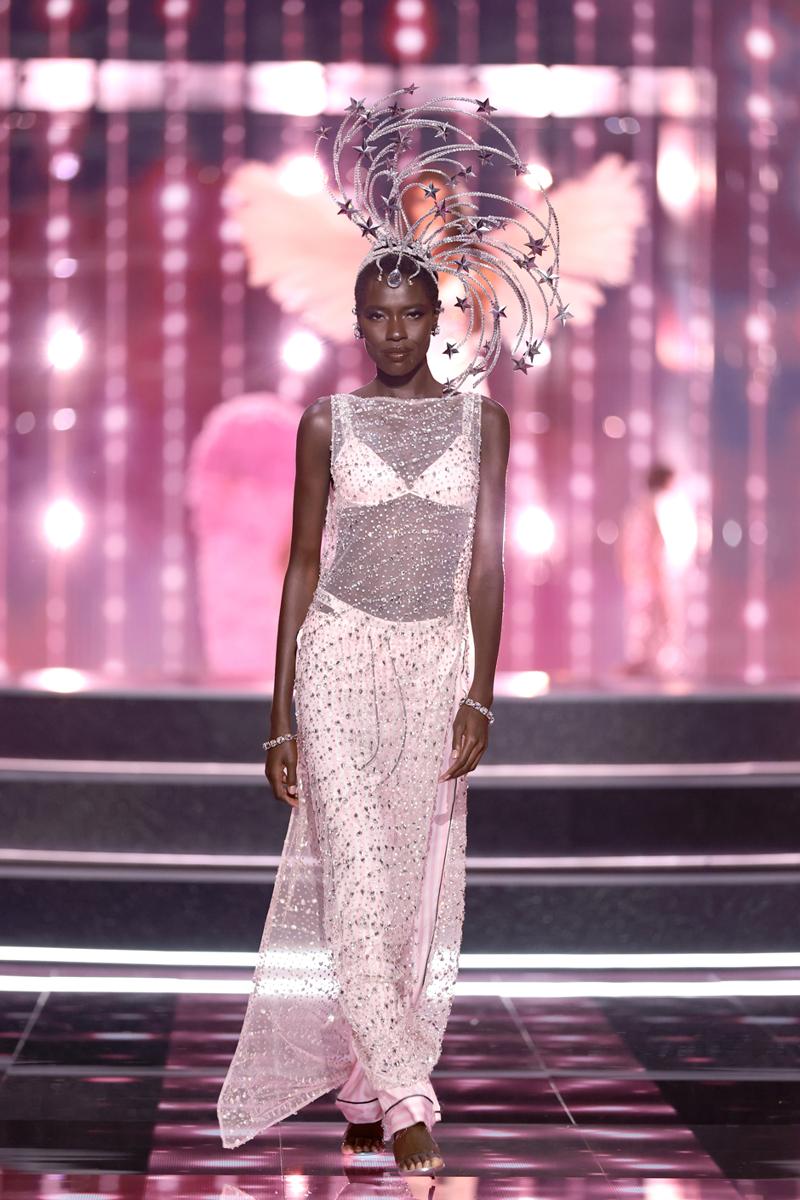 Kanatlar Geri Döndü: Victoria's Secret Fashion Show 2025