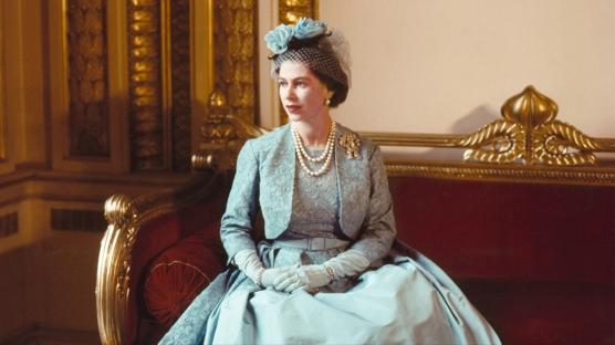 Kraliçe II. Elizabeth'in Moda Mirası Buckingham Sarayı'nda Sergileniyor