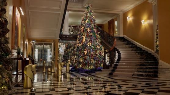 Claridge's'in Yılbaşı Ağacında Burberry İmzası
