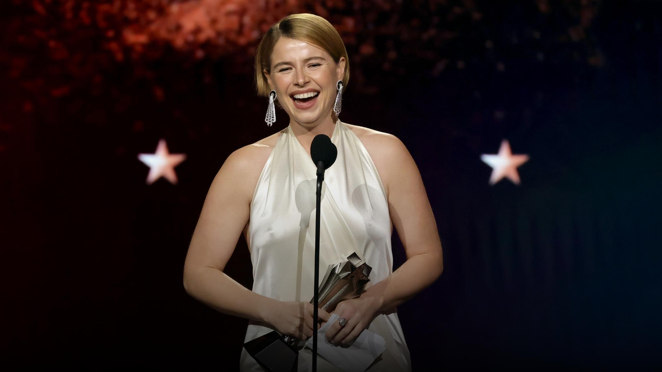 Kontrollü ama İddialı: Jessie Buckley'nin Kırmızı Halı Stili